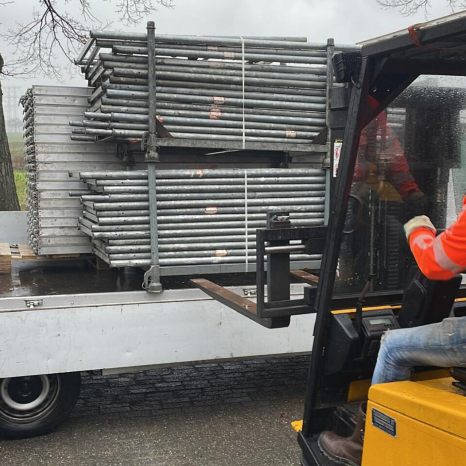 Steiger van Steigerverhuur Rotterdam op de aanhanger